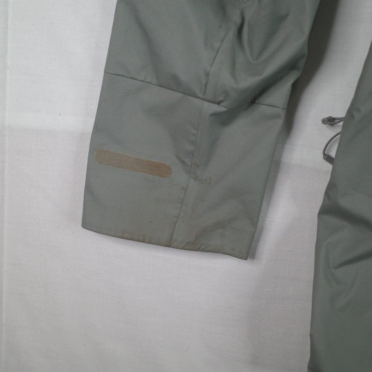 Descente Allterrain Creas Light Grey Rain Proof Jacket Mens Small