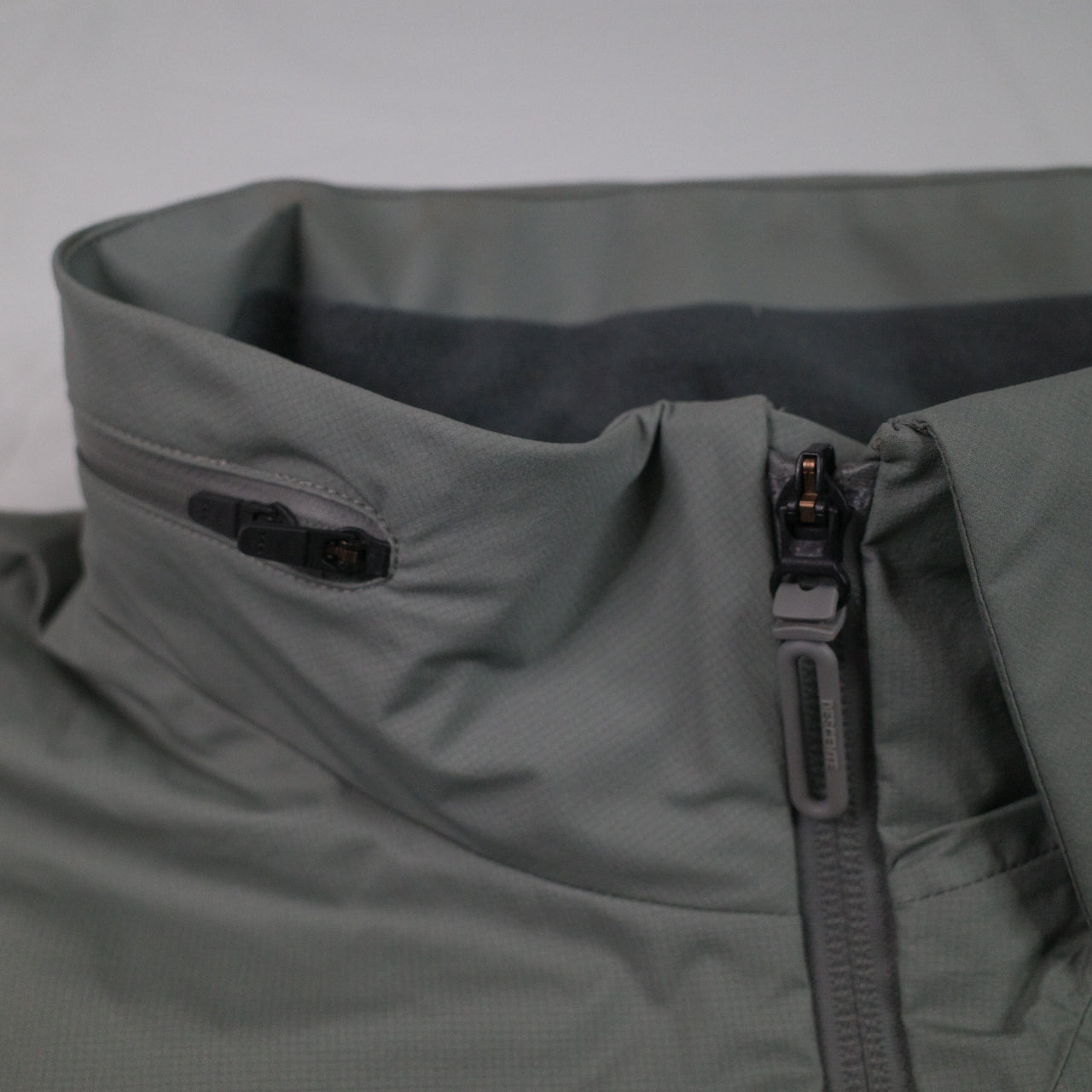 Descente Allterrain Creas Light Grey Rain Proof Jacket Mens Small