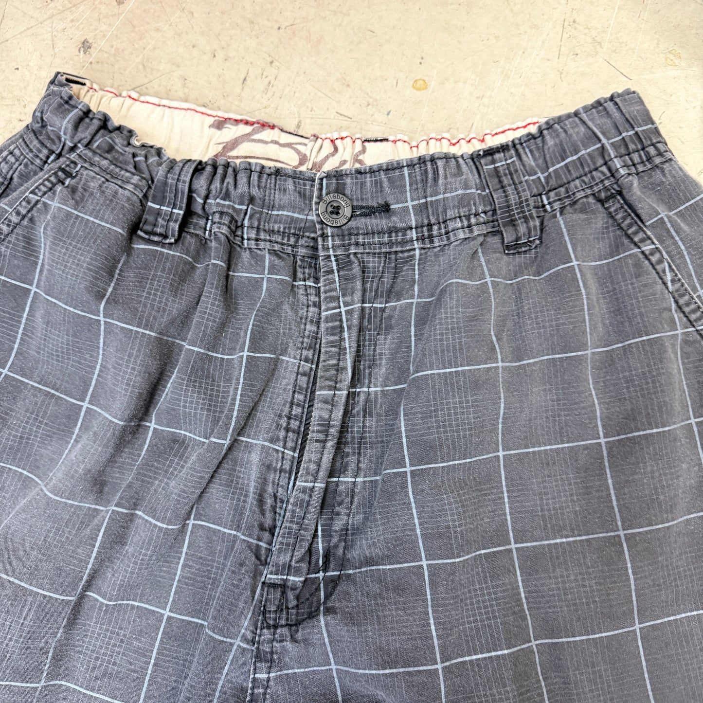 Vintage Billabong Grey Y2K Grid Shorts Men's Small