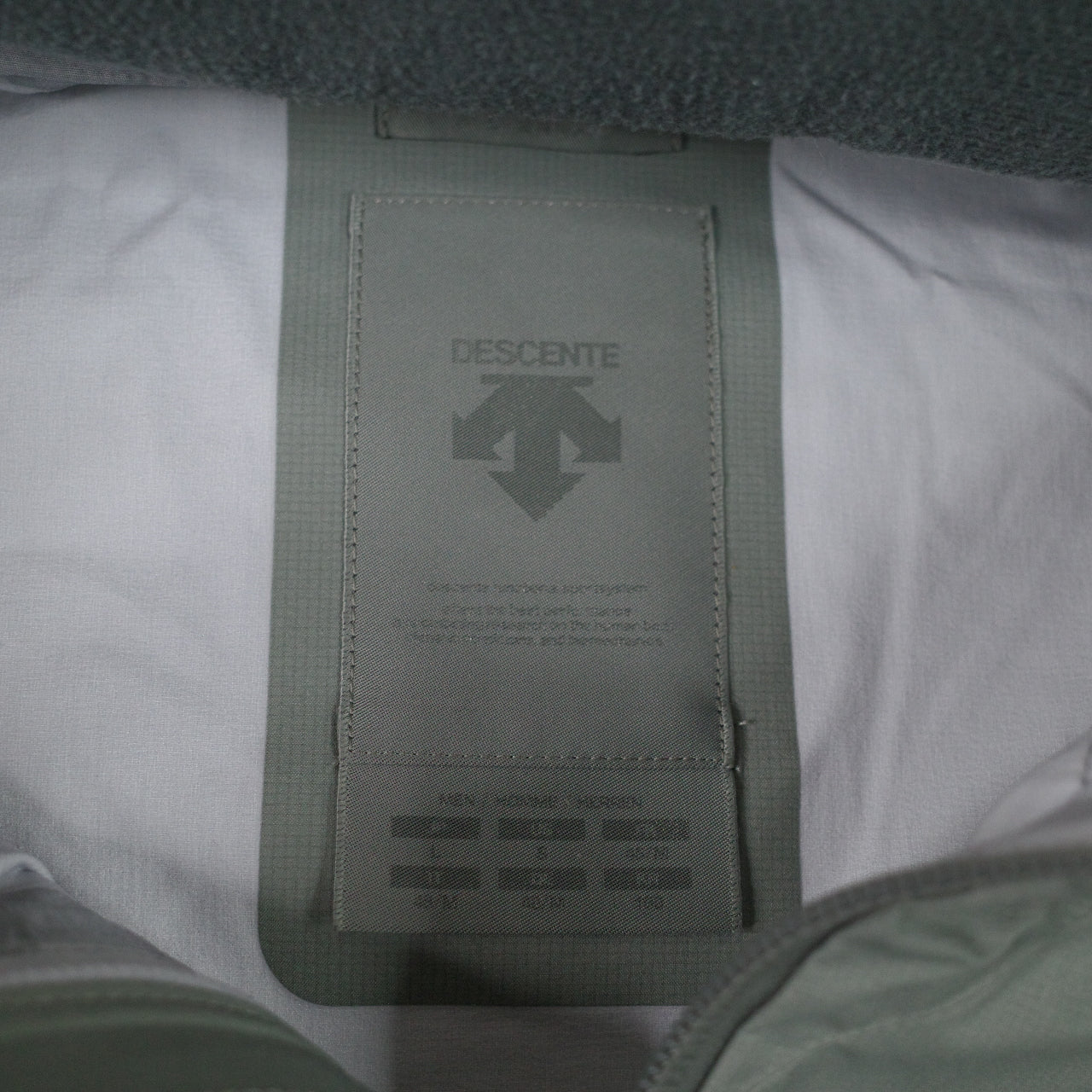 Descente Allterrain Creas Light Grey Rain Proof Jacket Mens Small