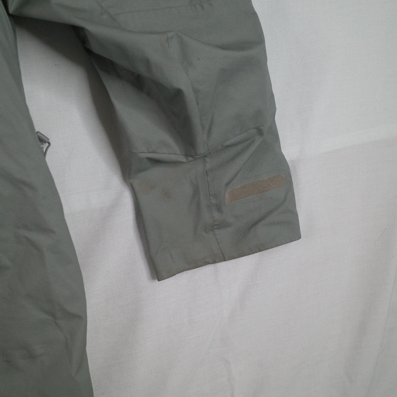 Descente Allterrain Creas Light Grey Rain Proof Jacket Mens Small
