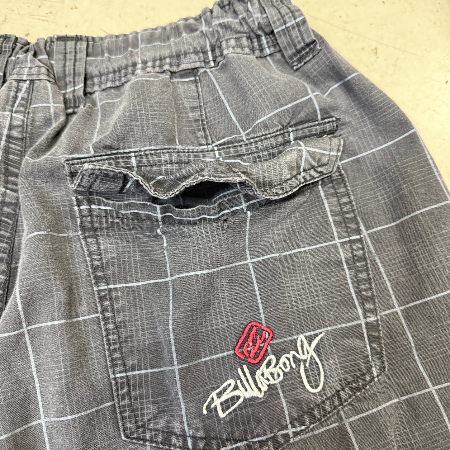Vintage Billabong Grey Y2K Grid Shorts Men's Small